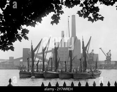 Centrale elettrica di Battersea , fiume Tamigi , Londra , Inghilterra , con chiatte a vela ormeggiate sul fiume. anni '1930 Foto Stock