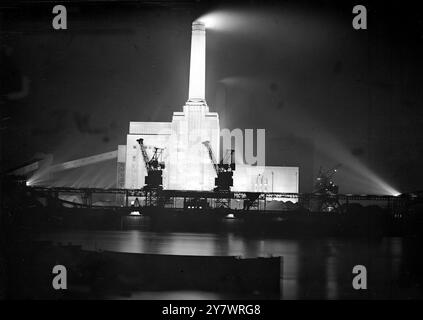 La centrale elettrica di Battersea illuminata dalle luci di notte, vicino al Tamigi, Londra. 9 settembre 1935 Foto Stock