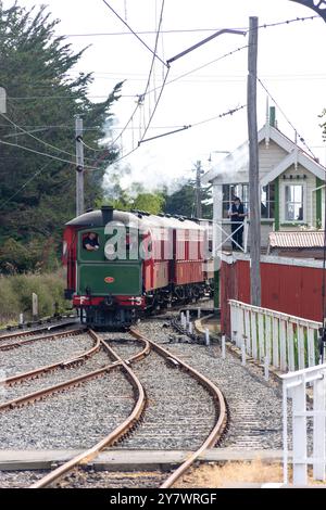 Treno a vapore Peveril in arrivo alla stazione ferroviaria di Moorhouse, al Ferrymead Heritage Park, Ferrymead, Christchurch (Ōtautahi), Canterbury, nuova Zelanda Foto Stock