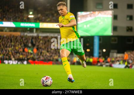 Callum Doyle di Norwich City sul pallone durante la partita del Campionato Sky Bet tra Norwich City e Leeds United a Carrow Road, Norwich, martedì 1 ottobre 2024. (Foto: David Watts | mi News) crediti: MI News & Sport /Alamy Live News Foto Stock