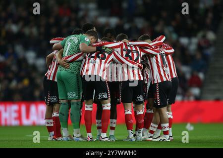 I giocatori del Sunderland formano un huddle durante la partita del Campionato Sky Bet tra Sunderland e Derby County allo Stadium of Light di Sunderland, martedì 1 ottobre 2024. (Foto: Michael driver | mi News) crediti: MI News & Sport /Alamy Live News Foto Stock