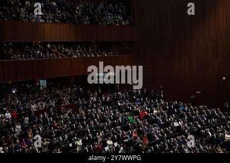 Mexiko Stadt, Messico. 1 ottobre 2024. Numerose persone partecipano alla cerimonia di inaugurazione del nuovo presidente Sheinbaum al Congresso. Per la prima volta nella storia del Messico, una donna è a capo del paese latino-americano. Crediti: Felix Marquez/dpa/Alamy Live News Foto Stock