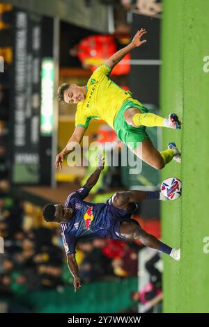 Wilfried Gnonto di Leeds United è sfidato da Callum Doyle di Norwich City durante il match per lo Sky Bet Championship Norwich City vs Leeds United a Carrow Road, Norwich, Regno Unito, 1 ottobre 2024 (foto di Izzy Poles/News Images) Foto Stock