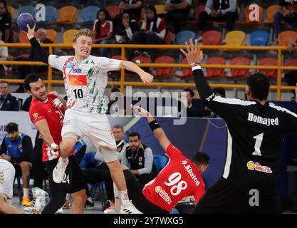 NEU Kairo, Egitto. 1 ottobre 2024. Handball, IHF Super Globe, finale, semifinale, SC Magdeburg - al Ahly Cairo. Gisli Kristjanssion di Magdeburgo in azione. Credito: Khaled Elfiqi/dpa/Alamy Live News Foto Stock