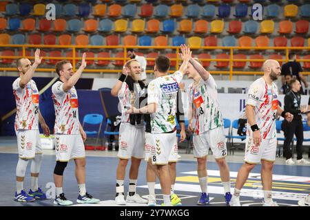 NEU Kairo, Egitto. 1 ottobre 2024. Handball, IHF Super Globe, finale, semifinale, SC Magdeburg - al Ahly Cairo. Il team SC Magdeburg celebra il suo successo. Credito: Khaled Elfiqi/dpa/Alamy Live News Foto Stock