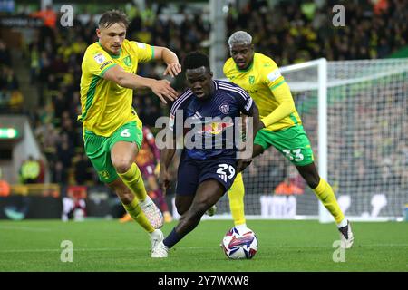 Callum Doyle di Norwich City (a sinistra) e Wilfried Gnonto del Leeds United si battono per il pallone durante lo Sky Bet Championship match a Carrow Road, Norwich. Data foto: Martedì 1 ottobre 2024. Foto Stock