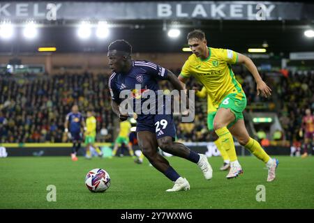 Callum Doyle di Norwich City (a destra) e Wilfried Gnonto del Leeds United si battono per il pallone durante lo Sky Bet Championship match a Carrow Road, Norwich. Data foto: Martedì 1 ottobre 2024. Foto Stock