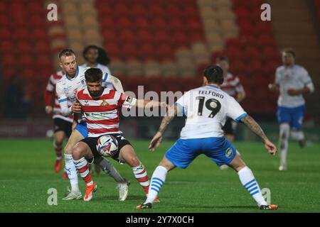 Elliot Newby di Barrow si batte con Brandon Fleming dei Doncaster Rovers durante la partita Sky Bet League 2 tra Doncaster Rovers e Barrow al Keepmoat Stadium di Doncaster martedì 1 ottobre 2024. (Foto: Mark Fletcher | mi News) crediti: MI News & Sport /Alamy Live News Foto Stock