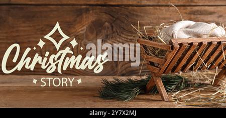 Manger con bambino e fieno su fondo di legno. Concetto di storia di Natale Foto Stock