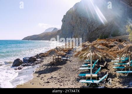 Spiaggia di sabbia e ciottoli Spiaggia Embros Thermes e piscine termali sull'isola di Kos in Grecia in controluce Foto Stock