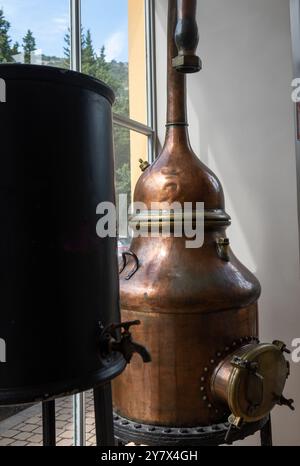 Vasche di distillazione in rame, produzione classica di profumi da ingredienti naturali in Provenza, fabbrica di profumi in erba o Eze, costa azzurra, primo piano Foto Stock