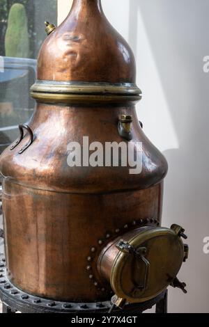 Vasche di distillazione in rame, produzione classica di profumi da ingredienti naturali in Provenza, fabbrica di profumi in erba o Eze, costa azzurra, primo piano Foto Stock