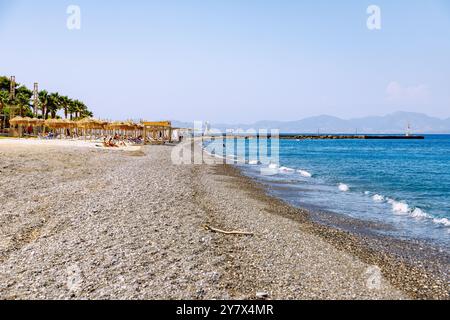 Spiaggia di ghiaia Agios Fokas Beach sull'isola di Kos in Grecia Foto Stock