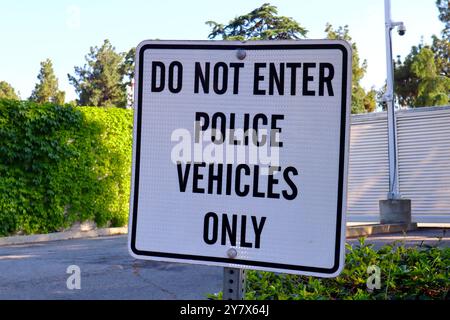 Non entrare solo nei veicoli della polizia, ma solo nel personale autorizzato Foto Stock