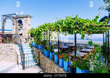 Taverna Sunset Balcony di mattina presto a Zia, sull'isola di Kos in Grecia Foto Stock