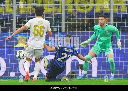 Milano, Italia. 17 settembre 2024. Henrikh Mkhitaryan di Inter Milan lotta per il pallone con il Red Star's Seol Young-woo durante la partita di calcio di UEFA Champions League tra Inter e FC Crvena allo Stadio San Siro di Milano, Italia settentrionale - martedì 1 ottobre 2024. Sport - calcio . (Foto di Spada/LaPresse) credito: LaPresse/Alamy Live News Foto Stock