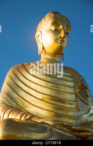 Il gigante Golden Budda seduto di Ban Krut Beach in Thailandia Foto Stock