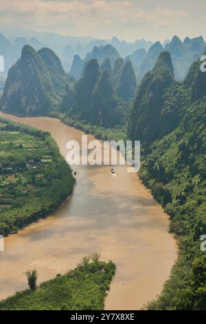 Viaggiare in barca fino la scenic Fiume Li, Xingping, Guangxi Regione autonoma, Cina. Foto Stock