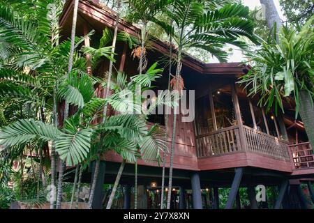 Architettura in teak a Jim Thompson House e museo di Bangkok, Tailandia. Foto Stock