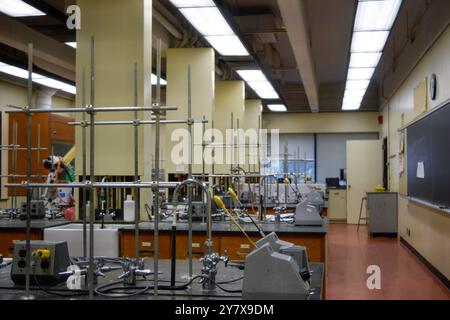 Laboratorio chimico dotato di vari strumenti scientifici, vetreria e postazioni di lavoro per condurre esperimenti e ricerche. Foto Stock