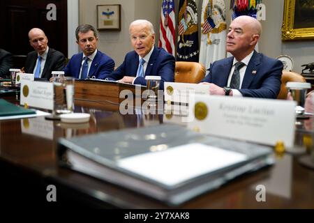 Washington, Stati Uniti. 1 ottobre 2024. Il presidente Joe Biden riceve un briefing interagenzia sulla risposta dell'uragano Helene alla Casa Bianca di Washington il 1° ottobre 2024. Foto di Yuri Gripas/UPI credito: UPI/Alamy Live News Foto Stock