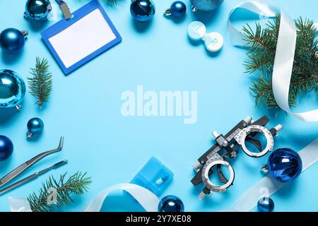 Cornice realizzata con forniture mediche, badge vuoto e decorazioni natalizie su sfondo colorato Foto Stock