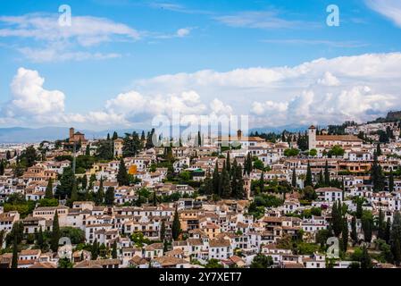 Albaicin Granada, vista dall'Alhambra, alla Chiesa di San Nicolas e al Palacio Dar al Hora, provincia di Granada, Spagna Foto Stock