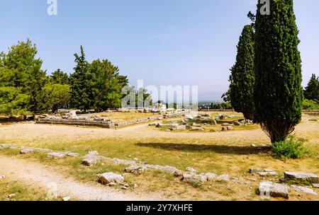 Asklipieion (Asklipion) sull'isola di Kos in Grecia: Terrazza superiore, grande Tempio di Asklipios (Tempio di Asklipios) con altare Foto Stock