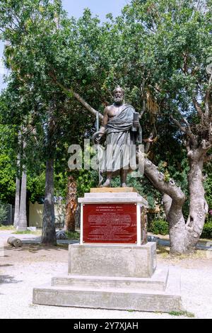 Statua in bronzo di Ippocrate all'ingresso dell'albero aereo di Ippocrate nella città di Kos, sull'isola di Kos in Grecia Foto Stock