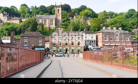 Tontine Hotel, Ironbridge, Shropshire. Visto dall'Ironbridge che il villaggio prende il nome. Nella foto di maggio 2024. Foto Stock