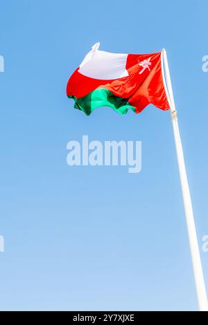 Bandiera dell'Oman che sventolava nel vento, Jabrin, Bahla, sultanato dell'Oman Foto Stock