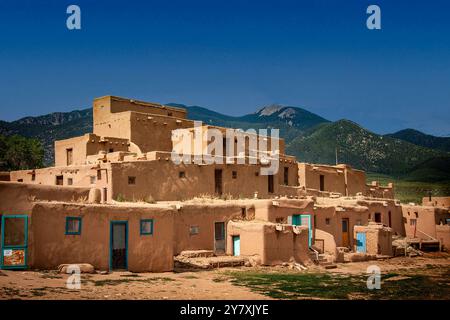 Questo è Taos Pueblo, New Mexico. I nativi americani che si chiamano Tewa, o gente del Willow Rosso, vivono ancora qui. Foto Stock