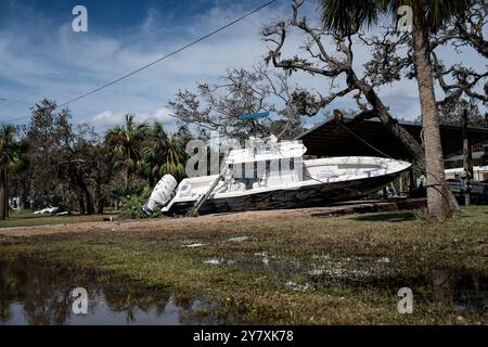 Steinhatchee, Stati Uniti. 28 settembre 2024. Una barca a motore si trova sulla terraferma circondata dai resti di case e detriti all'indomani dell'uragano Helene, 28 settembre 2024, a Steinhatchee, Florida. La regione di Big Bend ha ricevuto il peso della massiccia tempesta di categoria 4 distruggendo circa il 90% delle case e delle proprietà. Crediti: Brigida Sanchez/US Army Corps of Engineers/Alamy Live News Foto Stock