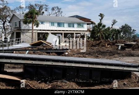 Steinhatchee, Stati Uniti. 28 settembre 2024. Una casa sul lungomare si trova tra i detriti e le macerie sparse in seguito all'uragano Helene, il 28 settembre 2024 a Steinhatchee, Florida. La regione di Big Bend ha ricevuto il peso della massiccia tempesta di categoria 4 distruggendo circa il 90% delle case e delle proprietà. Crediti: Brigida Sanchez/US Army Corps of Engineers/Alamy Live News Foto Stock