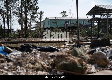 Steinhatchee, Stati Uniti. 28 settembre 2024. I resti di case circondate da detriti e macerie in seguito all'uragano Helene, 28 settembre 2024 a Steinhatchee, Florida. La regione di Big Bend ha ricevuto il peso della massiccia tempesta di categoria 4 distruggendo circa il 90% delle case e delle proprietà. Crediti: Brigida Sanchez/US Army Corps of Engineers/Alamy Live News Foto Stock