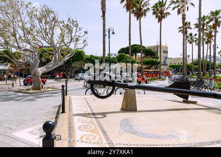 Passeggiata sul porto con mosaico di delfini, noleggio biciclette, treno turistico e municipio nella città di Kos sull'isola di Kos in Grecia Foto Stock