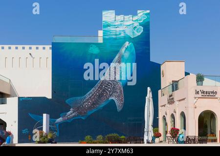 Un bellissimo dipinto murale di uno squalo balena che nuota verso la superficie al Katara Cultural Village di Doha, Qatar Foto Stock