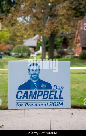 Grosse Pointe Park, Michigan, Stati Uniti. 1 ottobre 2024. Nell'area di Detroit sono spuntati cartelli da prato a sostegno dell'allenatore dei Detroit Lions Dan Campbell come presidente nel 2024. Crediti: Jim West/Alamy Live News Foto Stock