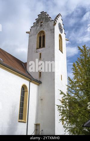 La chiesa parrocchiale cattolica di San Nicola nella storica città alta di Aach im Hegau, distretto di Costanza, Baden-Wuerttemberg, Germania, Europa Foto Stock
