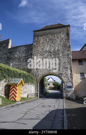 Lower Tor Tor, la storica porta cittadina di Aach a Hegau, distretto di Costanza, Baden-Wuerttemberg, Germania, costruita intorno al 1150, Europa Foto Stock