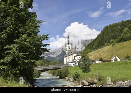 Chiesa parrocchiale di San Sebastiano in autunno con Ramsauer Ache, Reiteralpe sullo sfondo, Ramsau, Berchtesgaden, Berchtesgadener Land, alta Baviera Foto Stock