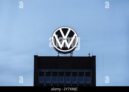 Logo VW sulla torre del marchio presso la sede del gruppo a Wolfsburg, 29/09/2024. Il gruppo Volkswagen ha annunciato misure di riduzione dei costi per il proprio tedesco Foto Stock