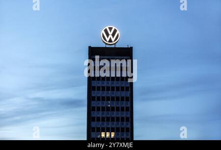 Logo VW sulla torre del marchio presso la sede del gruppo a Wolfsburg, 29/09/2024. Il gruppo Volkswagen ha annunciato misure di riduzione dei costi per il proprio tedesco Foto Stock