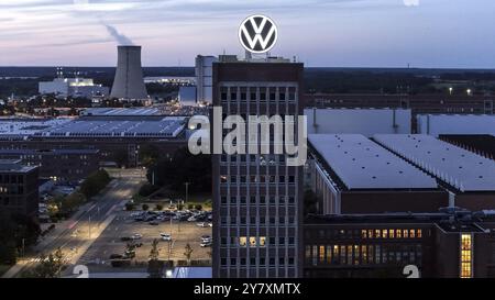 Logo VW sulla torre del marchio presso la sede del gruppo a Wolfsburg, 29/09/2024. Il gruppo Volkswagen ha annunciato misure di riduzione dei costi per il proprio tedesco Foto Stock