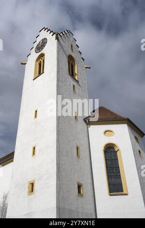 La chiesa parrocchiale cattolica di San Nicola nella storica città alta di Aach im Hegau, distretto di Costanza, Baden-Wuerttemberg, Germania, Europa Foto Stock