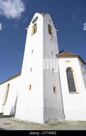 La chiesa parrocchiale cattolica di San Nicola nella storica città alta di Aach im Hegau, distretto di Costanza, Baden-Wuerttemberg, Germania, Europa Foto Stock