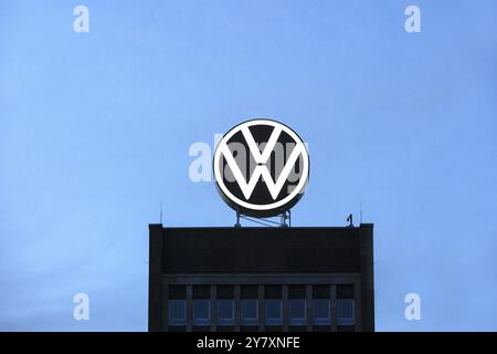 Logo VW sulla torre del marchio presso la sede del gruppo a Wolfsburg, 29/09/2024. Il gruppo Volkswagen ha annunciato misure di riduzione dei costi per il proprio tedesco Foto Stock