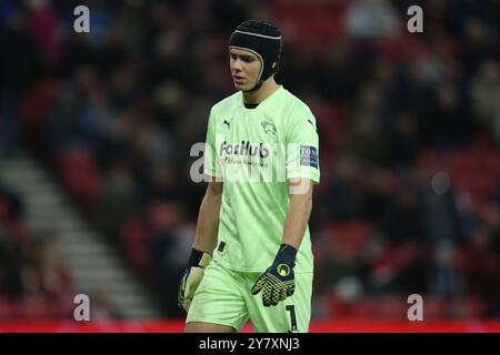 Il portiere della contea di Derby Jacob Widell mostra deiezione mentre indossa la protezione della testa durante la partita del Campionato Sky Bet tra Sunderland e Derby County allo Stadium of Light di Sunderland martedì Zetterström ottobre 2024. (Foto: Michael driver | mi News) crediti: MI News & Sport /Alamy Live News Foto Stock