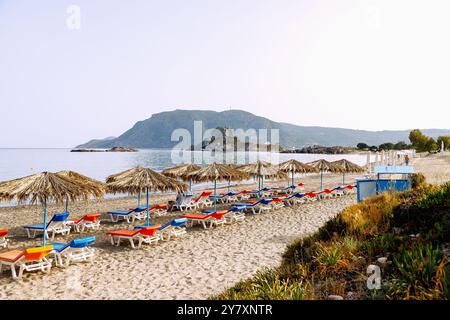 Agios Stefanos Beach si affaccia sull'isola di Kastri con la cappella di Agios Nikolaos e la baia di Kefalos sull'isola di Kos in Grecia Foto Stock