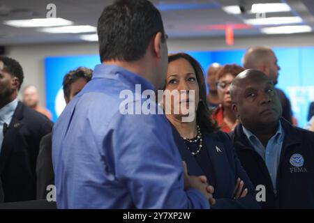 Washington, Stati Uniti. 30 settembre 2024. U. Il vicepresidente della S Kamala Harris parla ai funzionari di pronto intervento durante una visita alla sede centrale della FEMA per impegnare il sostegno federale a coloro che sono stati colpiti dall'uragano Helene, 30 settembre 2024 a Washington, DC Credit: Michael Fuhr/FEMA/Alamy Live News Foto Stock